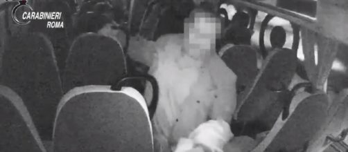 Grazie a una telecamera nascosta sul pulman Cotral della linea Roma Subiaco, è stato individuato un infermiere che conficcava aghi nei sedili.
