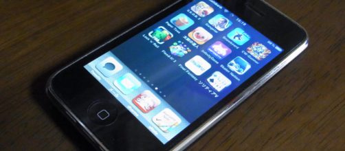 New iOS bug can crash iPhones. [image source: flickr/Tako Goto]