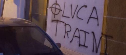 La scritta inneggiante a Luca Traini sull'immobile di via Frisella, a Marsala