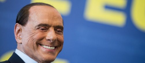 L'immagine di un sorridente Silvio Berlusconi