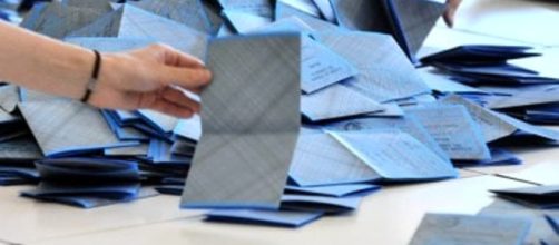 Un seggio con tante schede elettorali