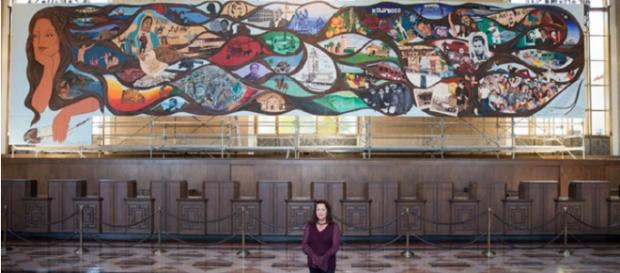 Barbara Carrasco fotografió con secciones de su mural, LA History A Mexican Perspective (1981). Barbara Carrasco fotografió con secciones de su mural, LA History A Mexican Perspective (1981).