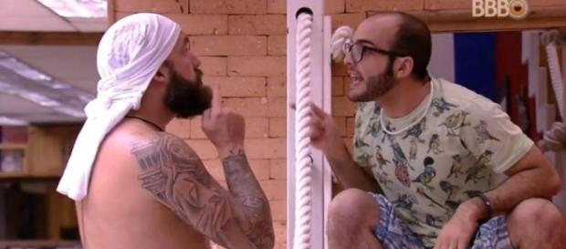 Bate boca entre Caruso e Mahmoud no BBB18. (Foto Reprodução). Bate boca entre Caruso e Mahmoud no BBB18. (Foto Reprodução).