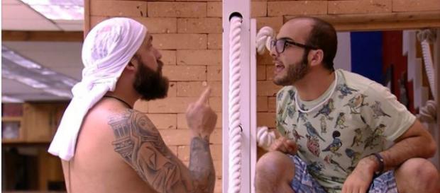 BBB18: Caruso coloca o dedo na cara de Mahmound, o chama de moleque e o clima esquenta BBB18: Caruso coloca o dedo na cara de Mahmound, o chama de moleque e o clima esquenta