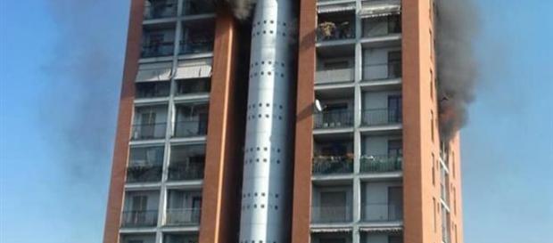 Milano, Quarto Oggiaro: incendio in palazzo di 13 piani Milano, Quarto Oggiaro: incendio in palazzo di 13 piani
