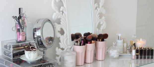 Rincón make up en una mesa de escritorio Rincón make up en una mesa de escritorio