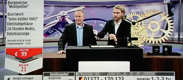 Robin Bade (re.) und der Burgmeister-"Experte" verkaufen eine edle Luxusuhr für unter 100 Euro / Foto: 123tv Screenshot Robin Bade (re.) und der Burgmeister-"Experte" verkaufen eine edle Luxusuhr für unter 100 Euro / Foto: 123tv Screenshot