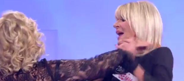 Uomini e Donne, Tina strattona e umilia Gemma: 'Tu sei proprio squallida...' Uomini e Donne, Tina strattona e umilia Gemma: 'Tu sei proprio squallida...'