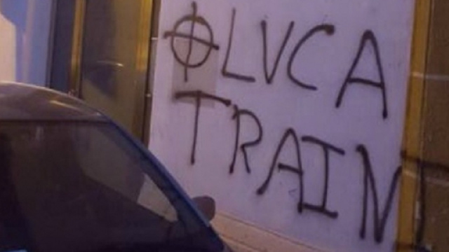 La scritta inneggiante a Luca Traini sull'immobile di via Frisella, a Marsala