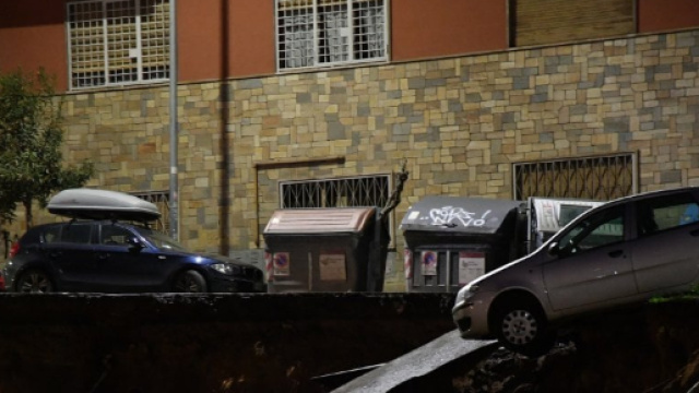 Roma: Crolla la strada una grande voragine 'inghiottisce' le macchine