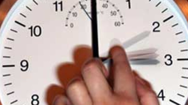 Un'orologio affisso alla parete