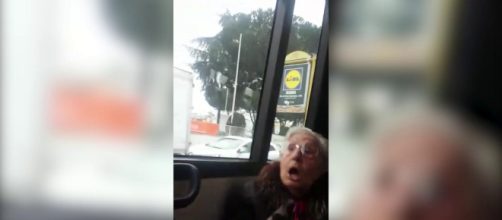 Donna anziana malmena un immigrato sull'autobus