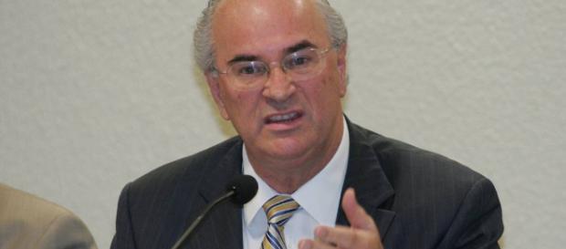 Advogado Roberto Teixeira, compadre de Lula, fez nova solicitação ao Tribunal de segunda instância Advogado Roberto Teixeira, compadre de Lula, fez nova solicitação ao Tribunal de segunda instância