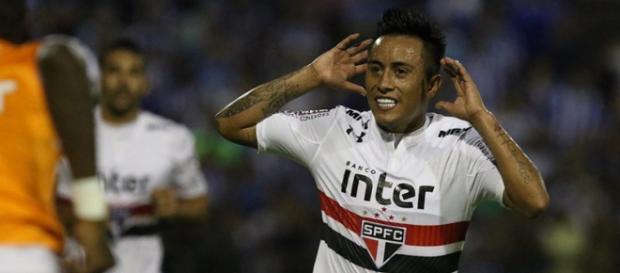 Cueva definiu o jogo marcando o segundo gol do duelo (Foto: Rubens Chiri/SPFC) Cueva definiu o jogo marcando o segundo gol do duelo (Foto: Rubens Chiri/SPFC)