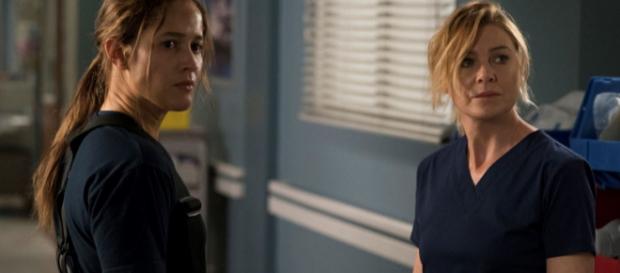 Ellen Pompeo e Jaina Lee Ortiz Fonte: Spoiler TV Ellen Pompeo e Jaina Lee Ortiz Fonte: Spoiler TV