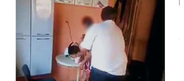 Homem aparece em vídeo abusando da enteada Homem aparece em vídeo abusando da enteada