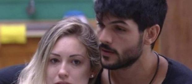 Lucas é acusado de fazer carícias em Jéssica no BBB18 Lucas é acusado de fazer carícias em Jéssica no BBB18