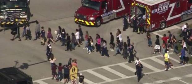 Tiroteo en una escuela estadounidense, deja al menos 17 fallecidos Tiroteo en una escuela estadounidense, deja al menos 17 fallecidos