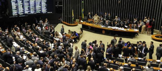 Troca de partidos virou jogo milionário Troca de partidos virou jogo milionário