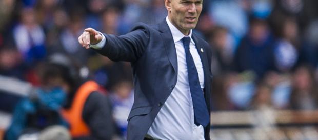 Zinedine Zidane dirigiendo en un partido Zinedine Zidane dirigiendo en un partido