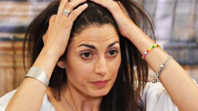 Virginia Raggi attaccata dal ministro dello Sviluppo Carlo Calenda