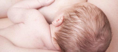 Primo caso al mondo di trans che è riuscita ad allattare il neonato avuto dalla compagna.