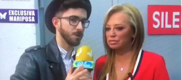 Belén Esteban con un reportero de cazamariposas Belén Esteban con un reportero de cazamariposas