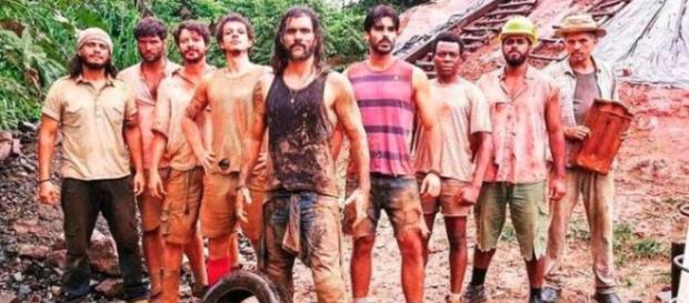 Garimpeiros nas minas de esmeraldas em O Outro Lado do Paraíso. (Foto: Divulgação TV Globo) Garimpeiros nas minas de esmeraldas em O Outro Lado do Paraíso. (Foto: Divulgação TV Globo)