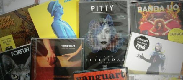Gravadora Deck e cantora Pitty, parceria que dá certo até hoje. Gravadora Deck e cantora Pitty, parceria que dá certo até hoje.