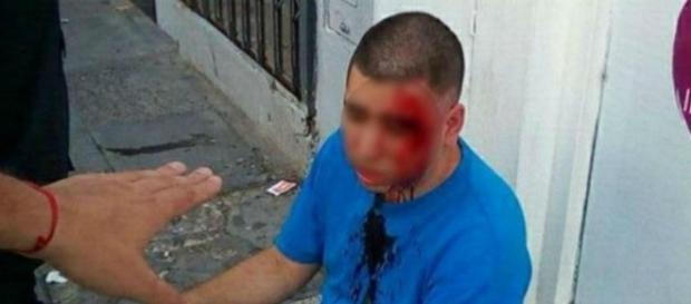 Homem é agredido no meio da rua Homem é agredido no meio da rua