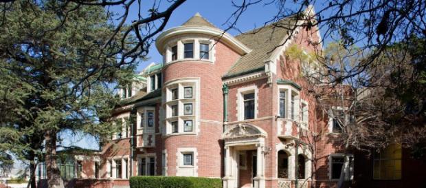 Tour the American Horror Story House in L.A | HGTV - hgtv.com Tour the American Horror Story House in L.A | HGTV - hgtv.com