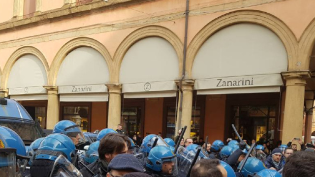 Bologna, scontri in piazza tra polizia e antagonisti ... - corriere.it