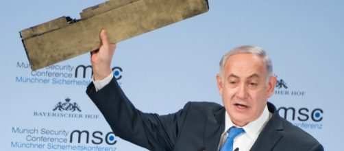 Benjamin Netanyahu mostra il presunto frammento di drone iraniano - (MSC/Preiss)