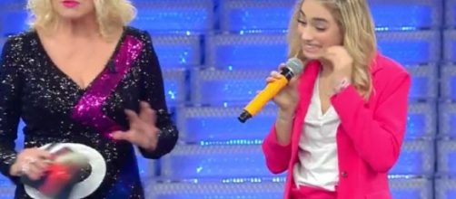 La giovanissima Luna Farina con Antonella Clerici sul palco di Sanremo (fonte si24.it)