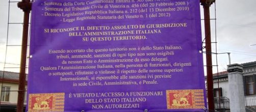 L'avviso affisso fuori dell'abitazione di Maurizio Mescalchin: vietato l'accesso a funzionari dello stato italiano.