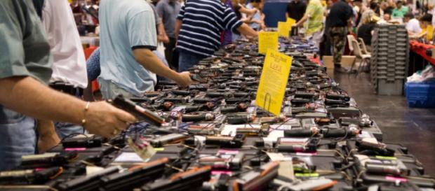 Compradores de armas en una subasta realizada en Florida el año pasado. Compradores de armas en una subasta realizada en Florida el año pasado.