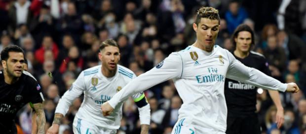 CR7 desafió las leyes de la gravedad al rebotar el balón sin tocarlo CR7 desafió las leyes de la gravedad al rebotar el balón sin tocarlo