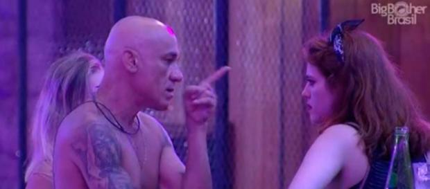 Ayrton briga com Ana Paula durante a festa ''Funk'', no ''BBB18'' (Captura de imagem) Ayrton briga com Ana Paula durante a festa ''Funk'', no ''BBB18'' (Captura de imagem)