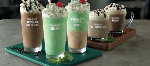 Los batidos Shamrock son un alimento básico en "Mcdonald 's" durante la temporada del Día de San Patricio Los batidos Shamrock son un alimento básico en "Mcdonald 's" durante la temporada del Día de San Patricio