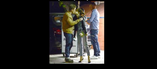 Lucy Hale besandose con Riley Smith. Lucy Hale besandose con Riley Smith.
