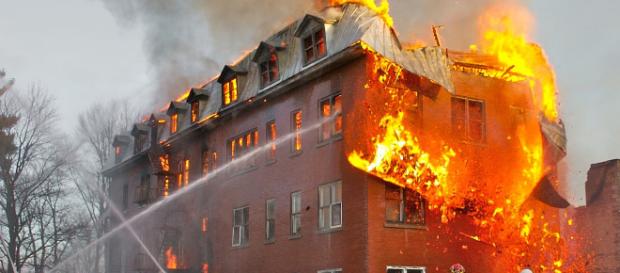 Se crea gran incendio en una casa en Calabria. Se crea gran incendio en una casa en Calabria.