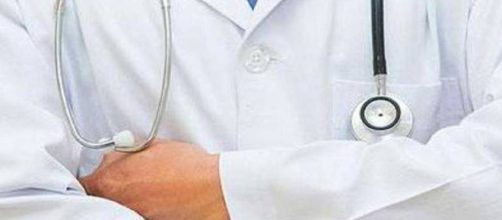 Agli arresti domiciliari un medico di Alba: avrebbe utilizzato l'ipnosi per molestare almeno tre giovani pazienti.