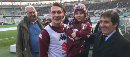 Il piccolo Lorenzo in braccio al suo idolo Belotti e, accanto, il presidente del Torino Cairo