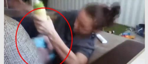 Mulher é flagrada agredindo bebê de 8 meses (Captura de vídeo)
