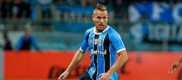 Arthur quiere estar en las filas del club español lo antes posible Arthur quiere estar en las filas del club español lo antes posible