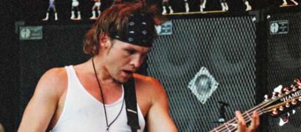 Jeff Ament, il bassista dei Pearl Jam (Foto - rollingstone.com) Jeff Ament, il bassista dei Pearl Jam (Foto - rollingstone.com)