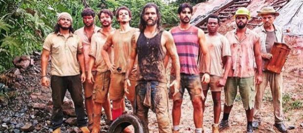 Juliano Cazarré e a turma dos garimpeiros da novela 'O Outro Lado do Paraíso' Juliano Cazarré e a turma dos garimpeiros da novela 'O Outro Lado do Paraíso'