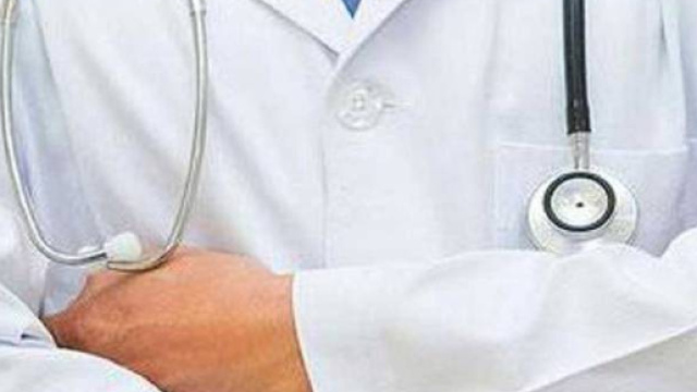 Agli arresti domiciliari un medico di Alba: avrebbe utilizzato l'ipnosi per molestare almeno tre giovani pazienti.