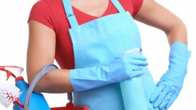 Pulizie domestiche: spray e detergenti nocivi per la salute al pari delle sigarette