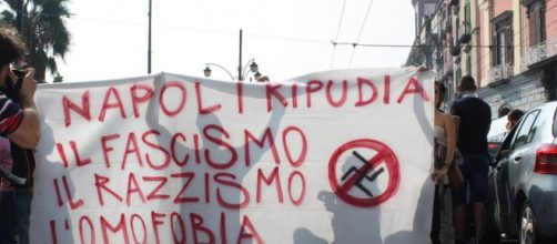 Napoli: centri sociali contro Casapound, scontri con la polizia